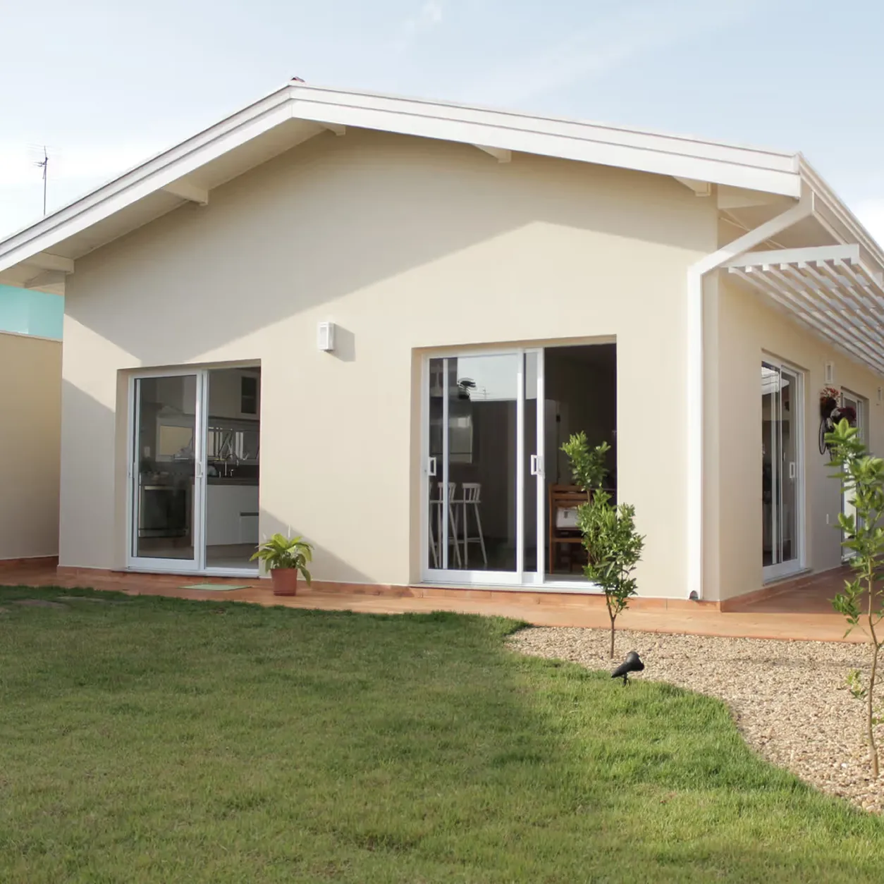 Casa térrea com jardim e portas de vidro