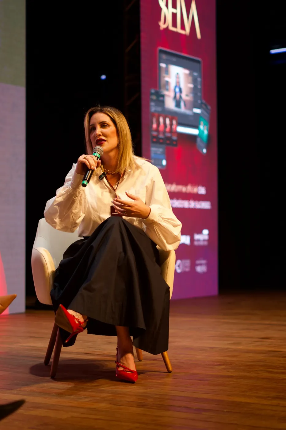 Fiorella Pomar em painel de evento