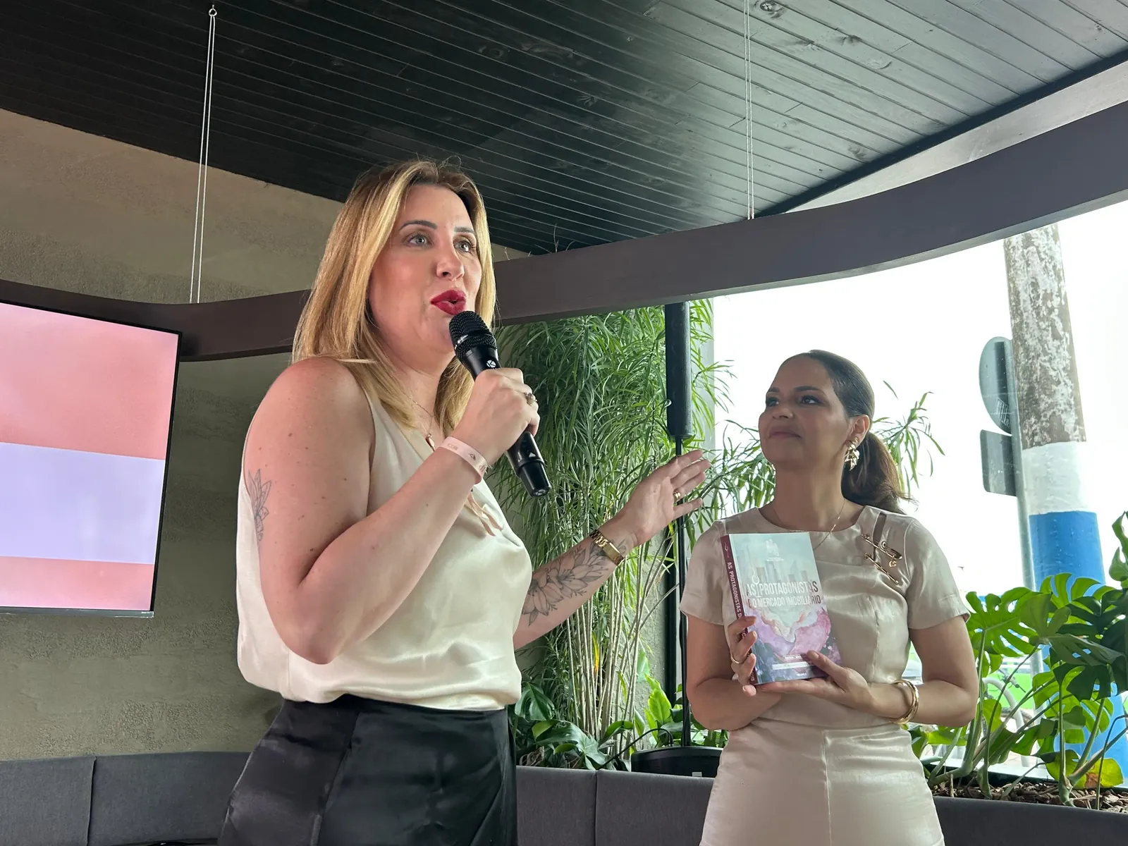 Fiorella Pomar em encontro com o público