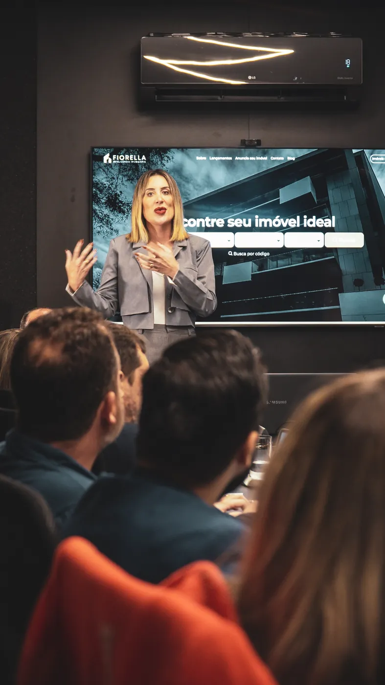 Fiorella Pomar em palestra para o público