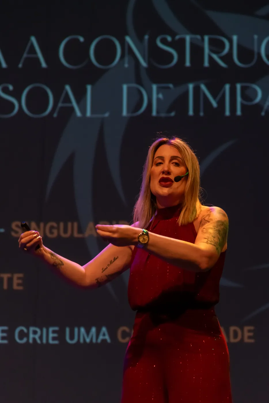Fiorella Pomar em palestra sobre marca pessoal