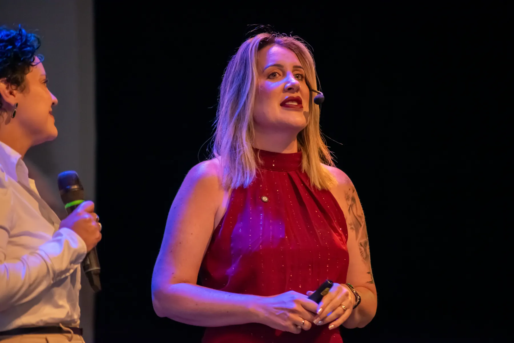 Fiorella Pomar no palco durante palestra