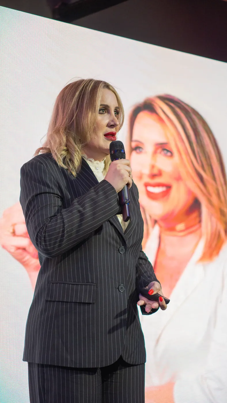 Fiorella Pomar falando ao público em evento