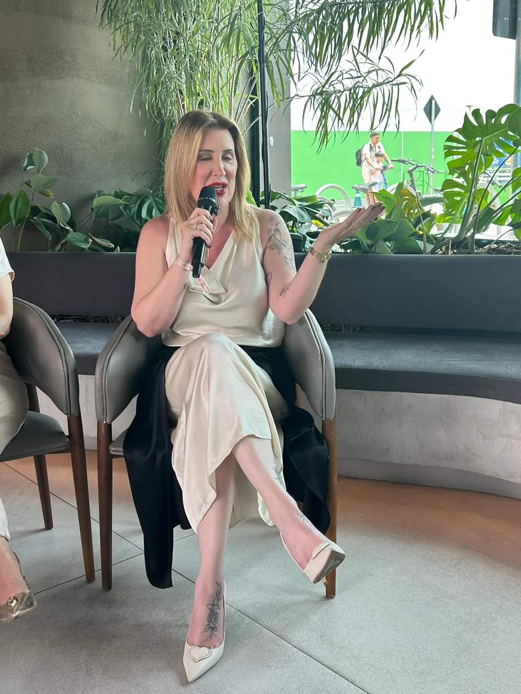 Fiorella Pomar em roda de conversa